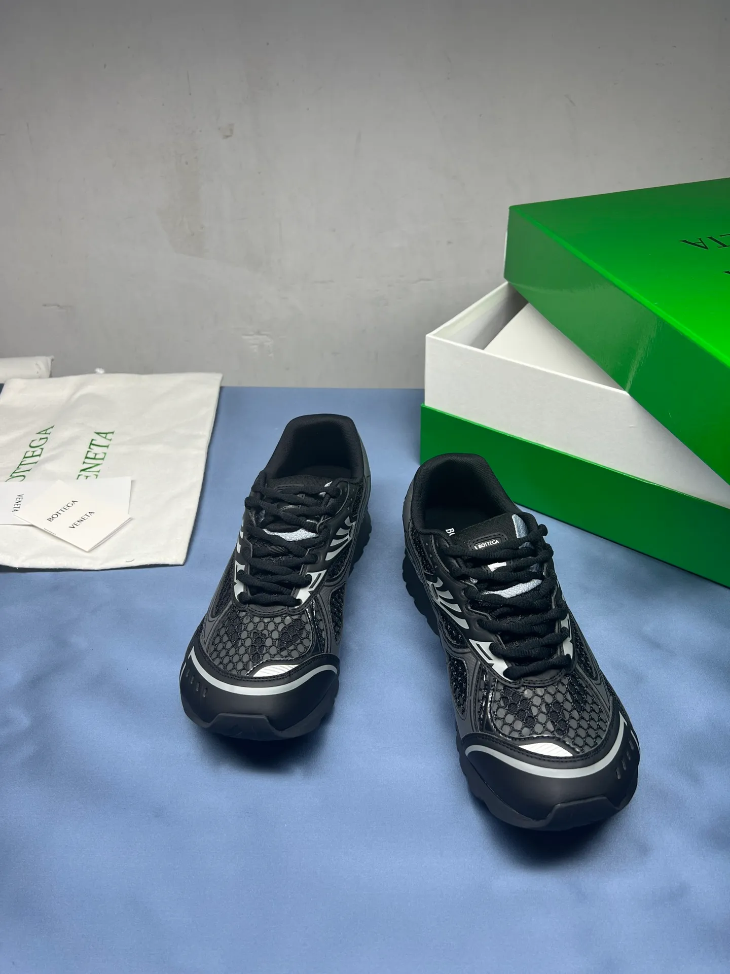 👟👟Ex-factory price 600👟👟 Men's size +10 Real photos 🔥🔥BV Orbit sneakers Wang Yibo's same style couple's dad shoes Runner sneakers, made of lightweight technical mesh fabric. Matched with geometric pattern designed rubber outsole, Wang Zha series high version. Look for the package technology. It is actually a lot taller, but the legs are still slim. Very nice, playable and durable. Matched to the standard💯 Package shoe technology. Look for the high version. The outsole is made of color-blocked TPU outsole. Women's model 35 36 37 38 39 40 41 42 (40 41 42 43 44 45 customized) (Customer logo can be accepted without refund or exchange at a favorable price) Equipped with original packaging